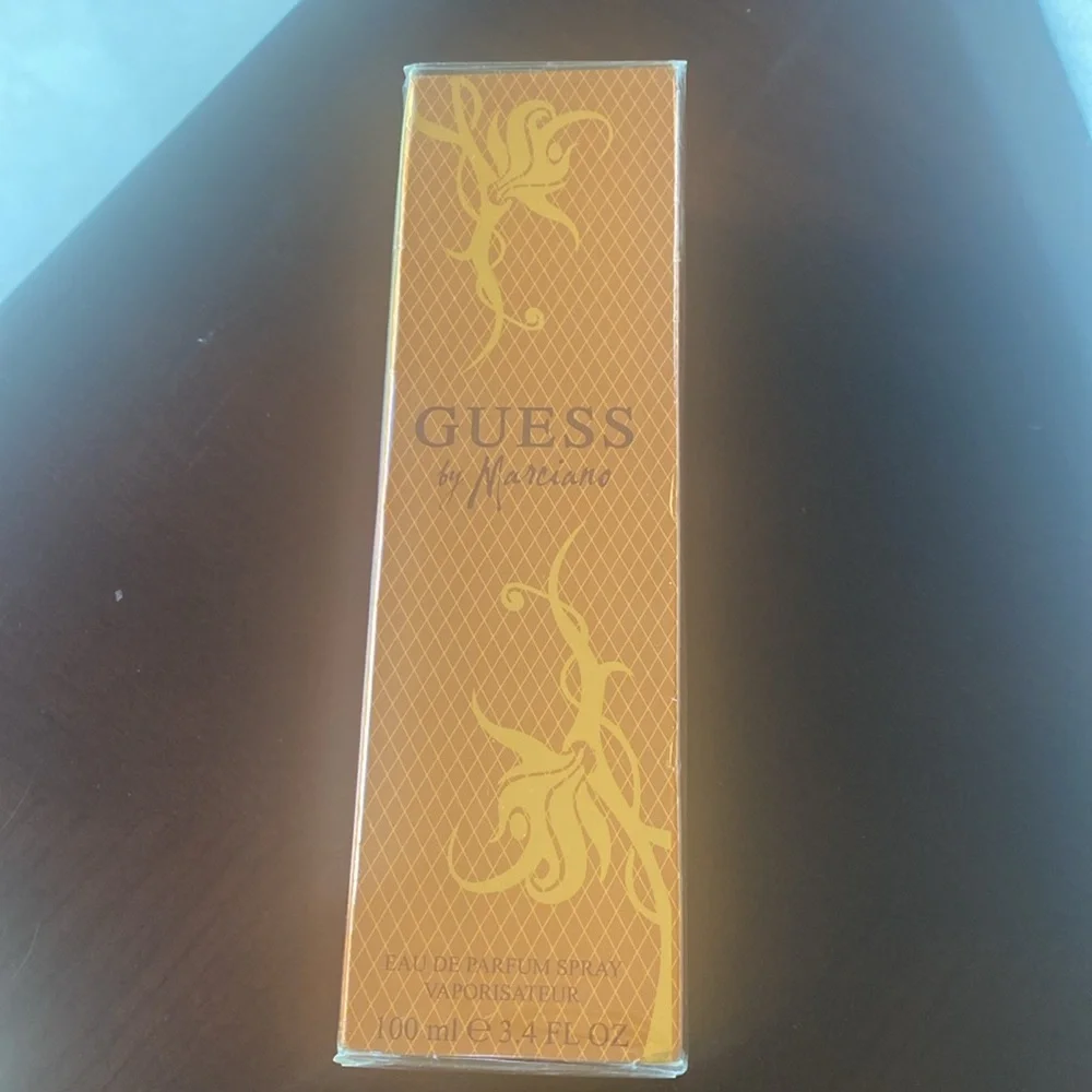 Guess By Marciano - Picture 2 of 4